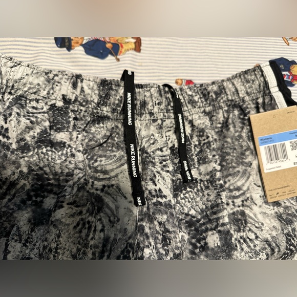 NWT Nike Women's Dri-Fit Tempo Running Shorts - Picture 7 of 8